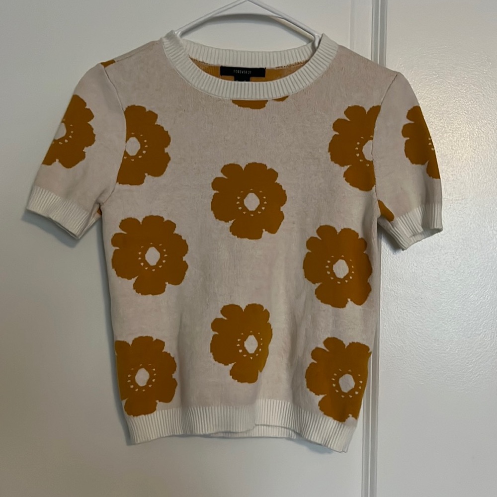 White short-sleeve sweater with 70s inspired print